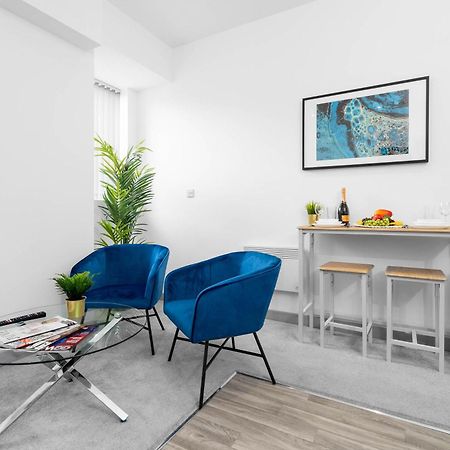 Modern Apartment In Brierley Hill - Secure Parking - Wifi & Netflix - Excellent Value - 11O Bagian luar foto
